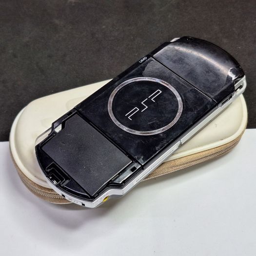 PSP Console with case For parts and repair