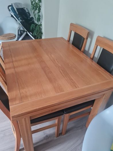 kitchen wooden table extendable in VGC with leather chairs