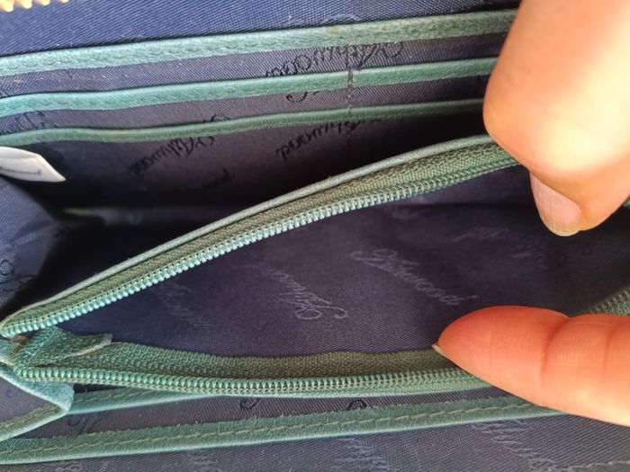 Ashwood Genuine leather purse dark teal sea green colour with gold coloured zipper etc never used in excellent condition with no issues see photos for sizes etc FREE STANDARD POSTAGE INCLUDED