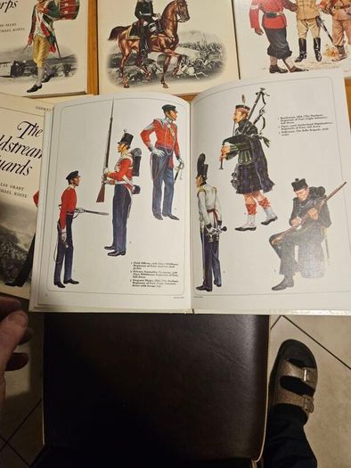 Osprey Men-at-arms Series, Published In 1974 X 15 Fabolous Military Books Plus 2 X Military  Modeling Annuals 1 &3. Plus 3 Other Military Books. All In Good Condition.  See Photos For Same.