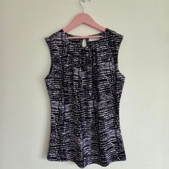 Calvin Klein Womans Sleeveless Printed Pleat-Neck Top