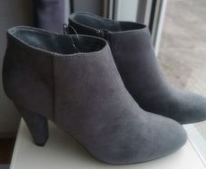 Light grey ankle boots. Brand new with tag. Colour is lighter than the pictures.