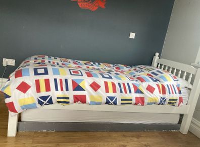 single bed and pull out bed