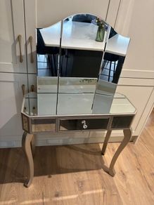 Dressing table/vanity and mirror