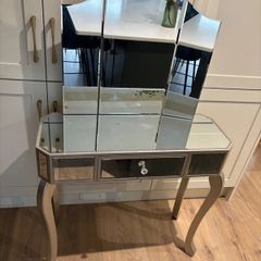 Dressing table/vanity and mirror