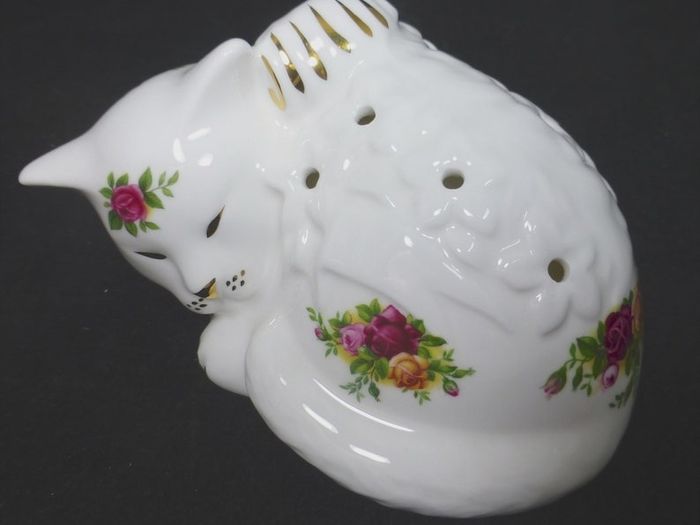 Rare Royal Albert "Old Country Roses" Pomander Potpourri  Cat