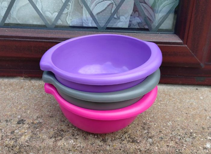 4 Small Coloured Bowls & 3 Colanders.
