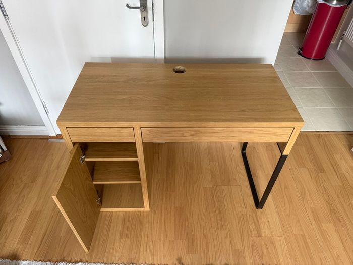 Child desk
