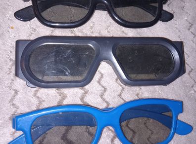 3 pairs of 3d glasses