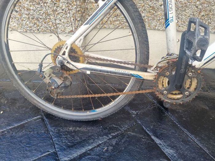 bike carrera  needs fixing