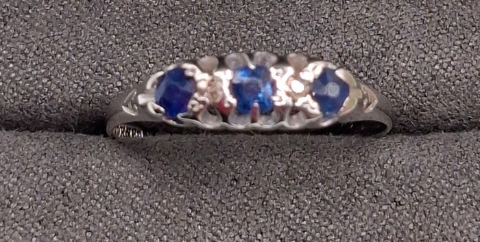 18ct white gold blue sapphire and diamond ring size R