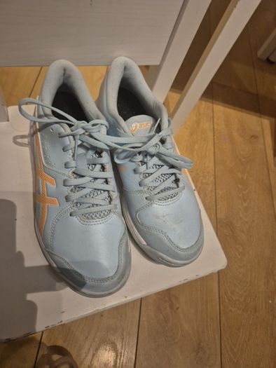 Hockey shoes