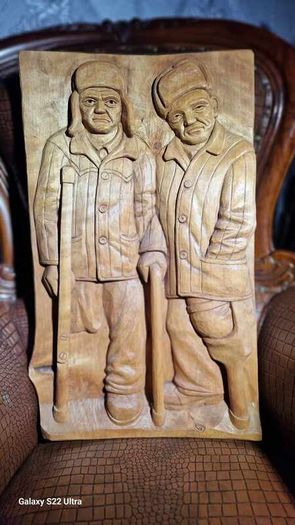 Sculptures, portraits made of wood.