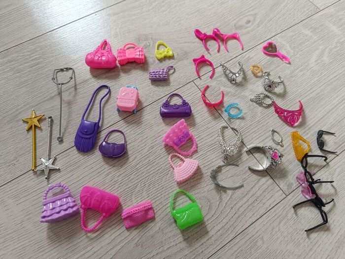 barbie house + dolls + accessories
