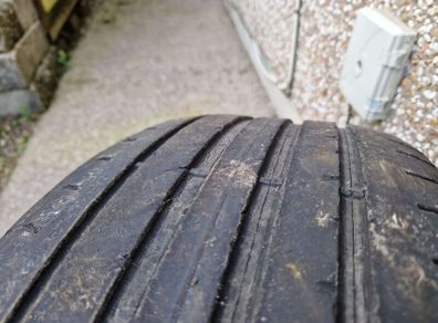 Tyre 225 45 17