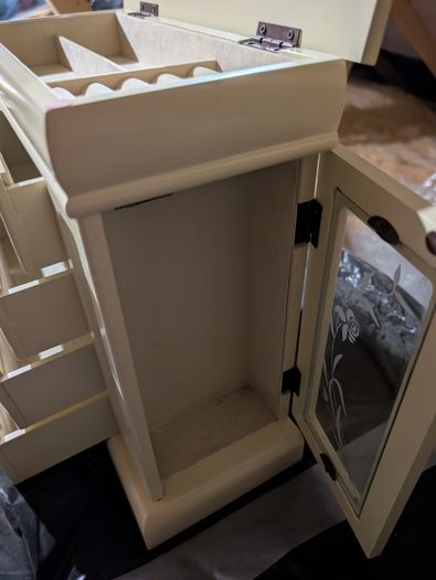 Vintage creamy jewelry box