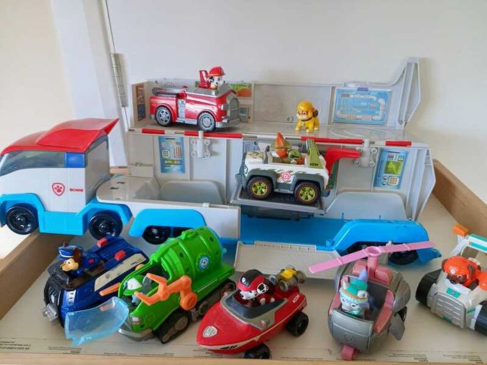 Paw Patrol Transporter Truck  Vehicles & Figures Bundle