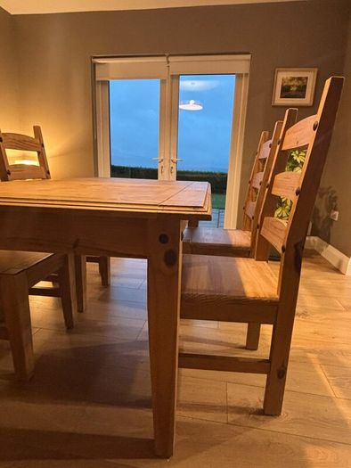 Kitchen table with x4 chairs