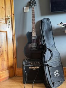 SX Les Paul Style Electric Guitar + 15W Behringer Amp + Gig Bag