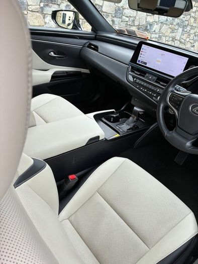 Lexus ES300h 2025