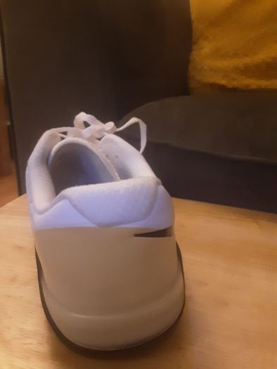 Trainer's ... ODDMENT  .... ONE Right Foot NIKE Metcon 5 White Black . . (Not a Joke) .. Size: 8.5 UK .. 43 EU .. Price Drop