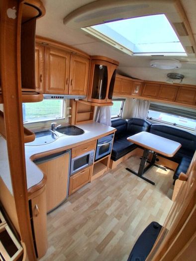 Hobby twin axle fixed bed with walk in bathroom