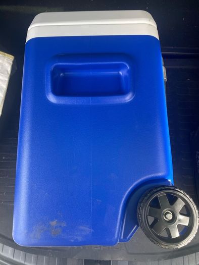 Igloo Laguna Roller Cooler Box 26L with Integrated Thermometer