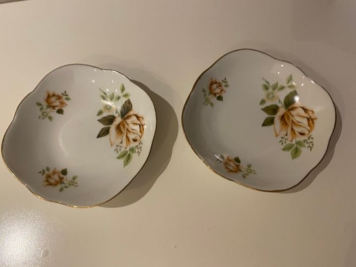 Pair of little Vintage China cmeilow  floral dishes