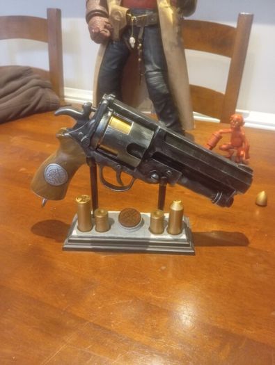 Hellboy 1:1 scale gun with base and bullets