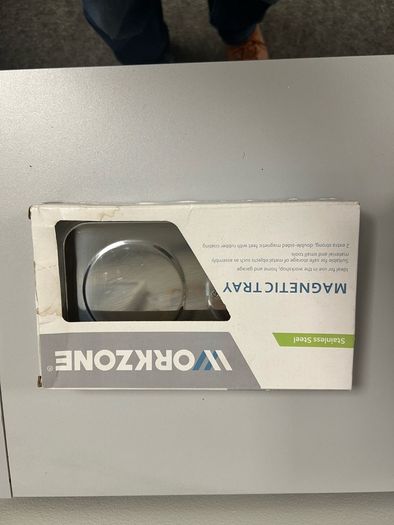 Magnetic tray for screws