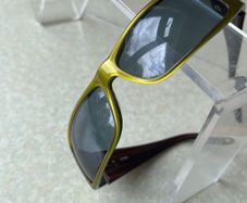 Vintage Guess sunglasses with Olive Green frame & redish Tempkearm