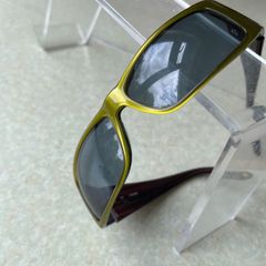 Vintage Guess sunglasses with Olive Green frame & redish Tempkearm
