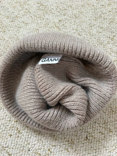 Ganni hat /