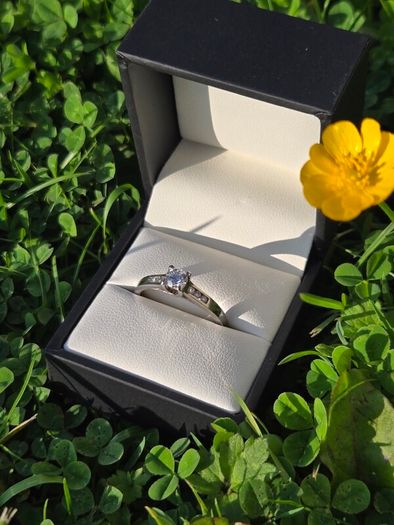 18ct White Gold Diamond Engagement Ring