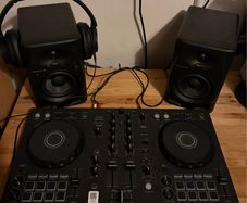 Pioneer DDJ FLX4, Pioneer DJ DM-40D BT, Sony Headphones