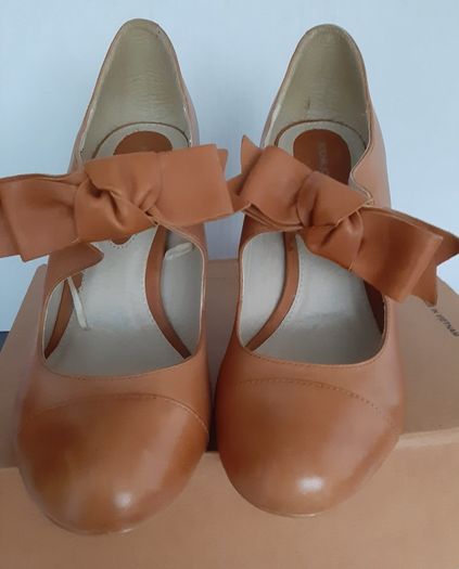 Beautiful new genuine leather Rocha John Rocha shoes