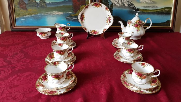 22 Piece Royal Albert Old Country Roses Bone China Gold Gilt Tea Set With Medium Size Tea Pot Made in England
