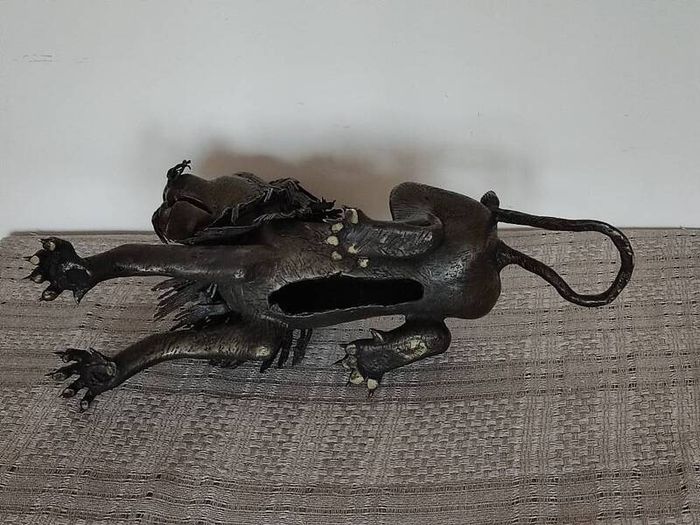 Large sculpture of bronze Lion.Weight: 7.450 kg