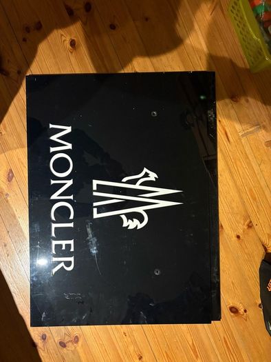 Moncler plaques