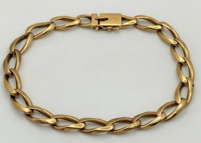 A 9K Yellow Gold Twist Curb Gents Bracelet. 22cm. 23g