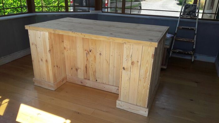 Rustic kitchen island with pillars