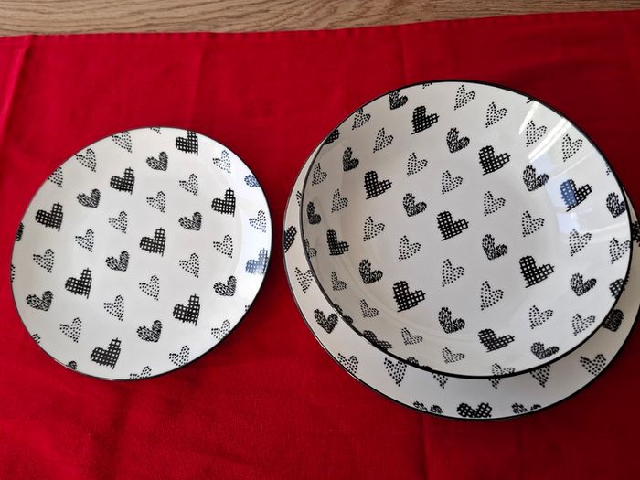 18-piece heart pattern dinner set