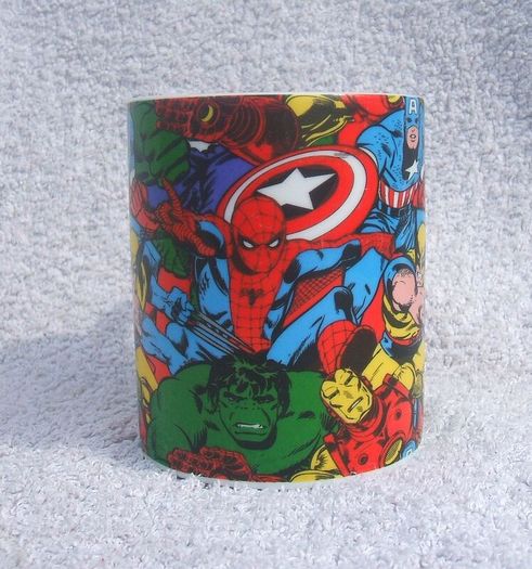 MARVEL SUPERHEROES mug (Marvel comics) - a nicely made mug depicting Captain America, Iron Man, Wolverine, Hulk and Spiderman