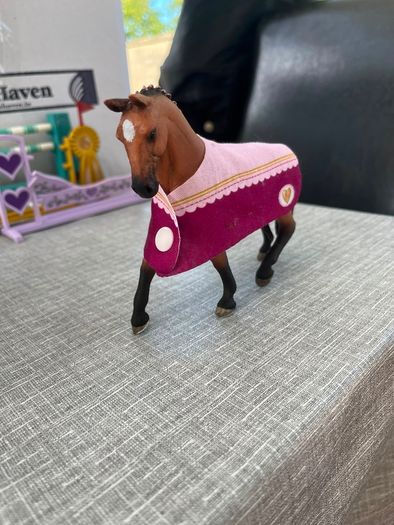 Schleich stables, horses, people and all in pic