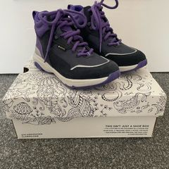 New clarks hiking boots kids size 11.5