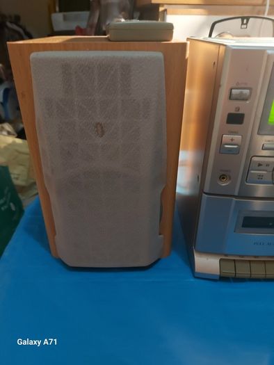 Sanyo Mini HiFi System, Radio, CD and Tape Cassette, Model DC-DA100, with 2 Sanyo Speakers, and Remote Control
