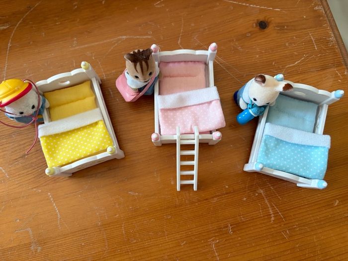 Sylvanian Families Triple Bunk Beds & 3 Nursery Baby Figures Set