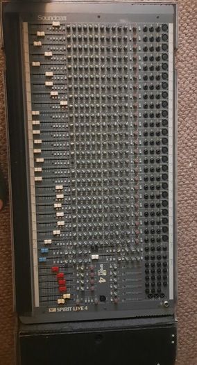 Soundcraft spirit live 24 4 2 w/case