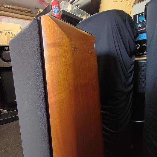Hi End Audiophile Quality  Sonus Faber Grand Piano Domus Speakers - Gorgeous Hand Made in Italy  Stunning Real leather and piano Teak
