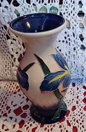 Old Tupton Ware / Iris Vase